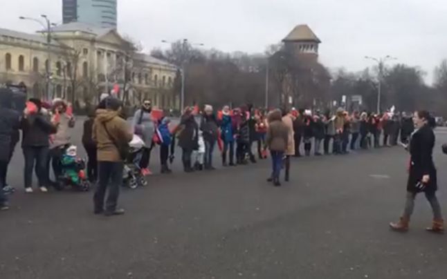 Protest al mamelor în Piaţa Victoriei faţă de posibila scădere a indemnizaţiei de creştere a copilului