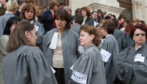 Protest de amploare în justiţie, din cauza pensiilor: Grefierii anunţă că închid registraturile şi suspendă şedinţele de judecată