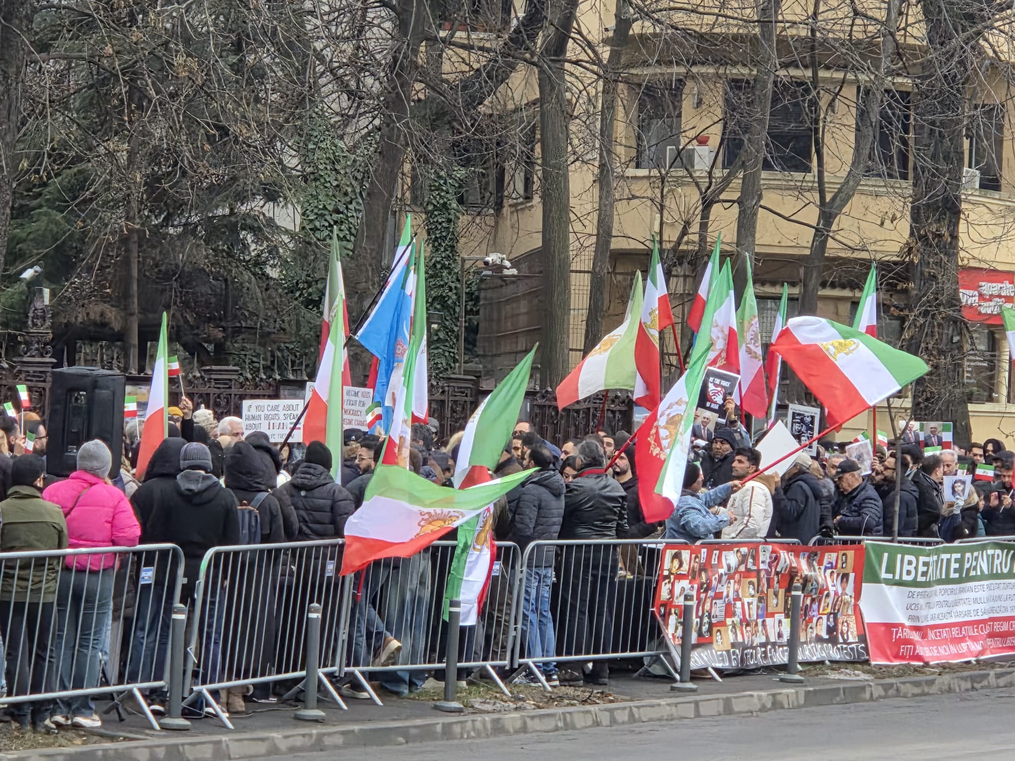 Protest masiv la Ambasada Iranului din București! Solidaritate cu populația iraniană asuprită: "Suntem alături de Reza Pahlavi moștenitor al coroanei Iranului"

