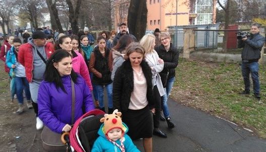 Protest în faţa Secției de pediatrie a Spitalului de Urgenţă Arad: „Este lagăr de exterminare