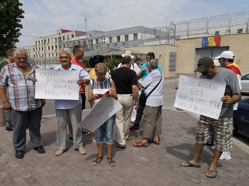Protest pentru Dragnea în fața Penitenciarului Rahova
