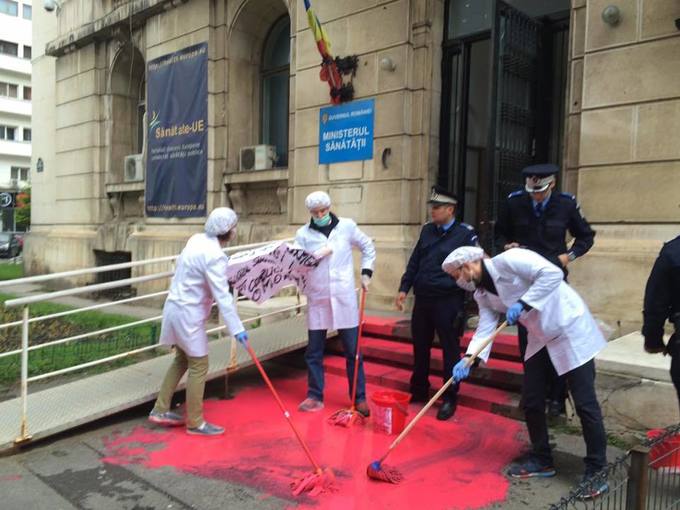 Protest spontan la Ministerul Sanatatii. Protestatarii au aruncat vopsea pe scarile institutiei