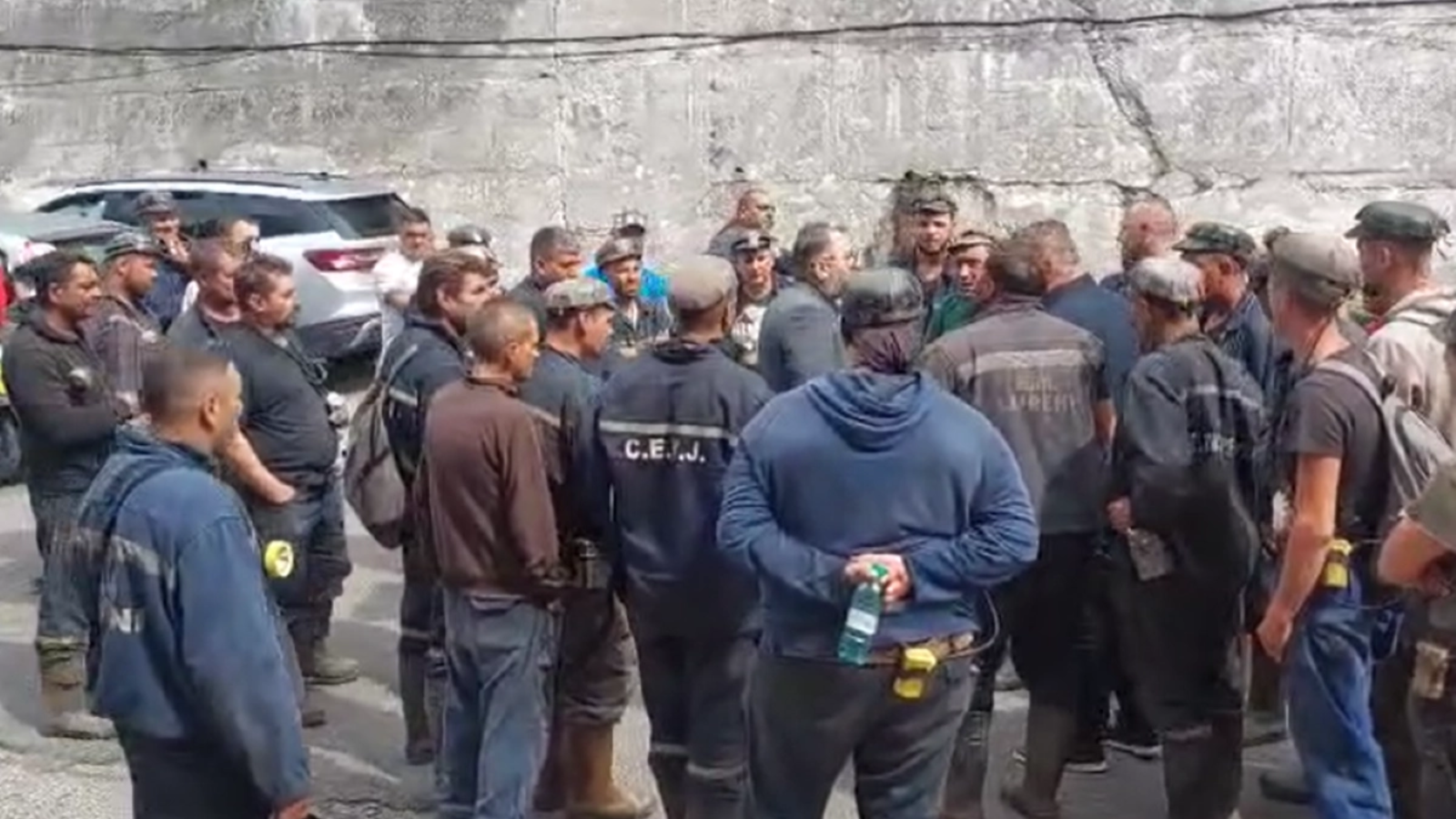 Protest violent la Piața Victoriei, între jandarmi și mineri: Persoane rănite, au intervenit salvatorii SMURD. Bolojan i-a refuzat pe ortaci
