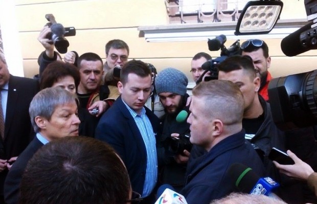 Protestatar către Cioloș: De ce permiteţi să fie aduşi refugiaţi islamişti în România?