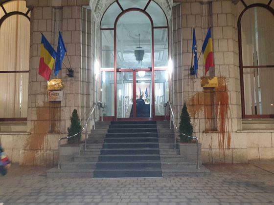 Protestatarii care au aruncat cu ketchup pe pereţii Ministerului Justiţiei, amendaţi cu 2.000 lei
