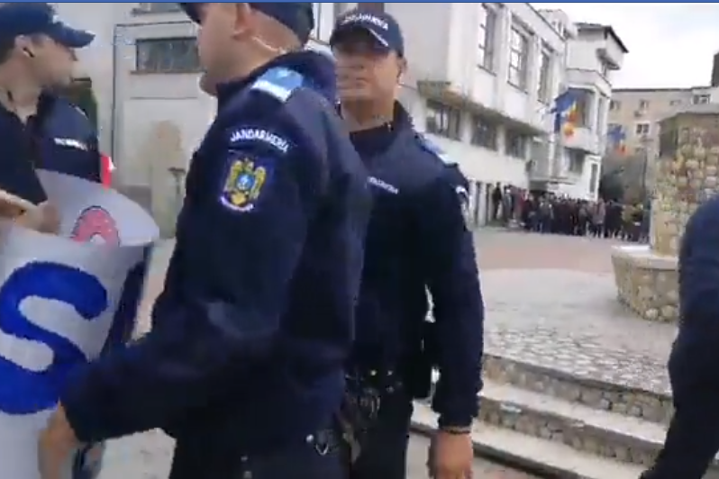 Protestatarii care îl aşteptau pe Dragnea la Topoloveni, ridicaţi de jandarmi. „Ce-am făcut? Lăsaţi-mă în pace!