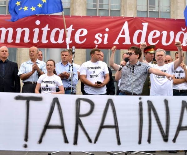 Proteste la Chisinau: Manifestantii au incercat sa intre cu forta in Parlament