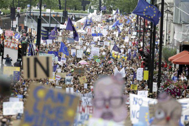 Proteste la Londra împotriva BREXIT. Zeci de mii de oameni în stradă