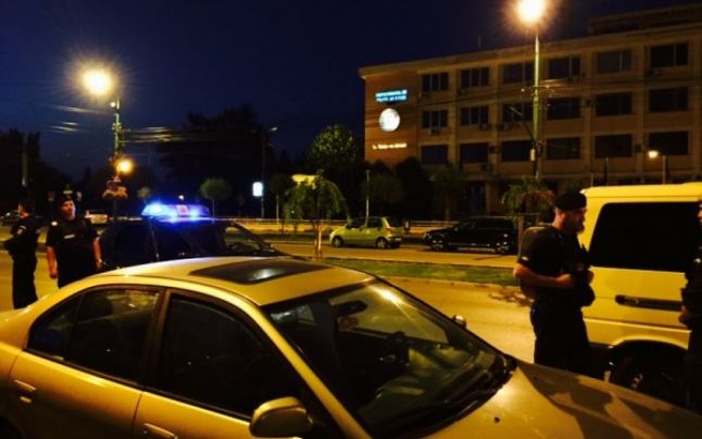 Războiul interlopilor. Doi tineri au fost răniţi în urma unei bătăi cu săbii în faţa Poliţiei Timiş