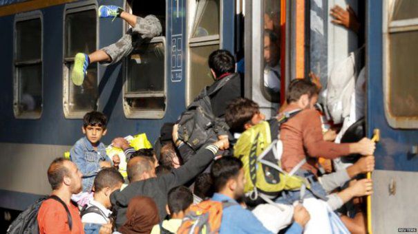Refugiati. Trenul Bucureşti-Viena se opreşte la Budapesta!