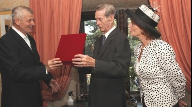 Regele Mihai i-a retras Ordinul Coroana României lui Sorin Oprescu