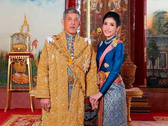 Regele Thailandei s-a izolat alături de 20 de femei. A închiriat un hotel întreg pentru haremul său