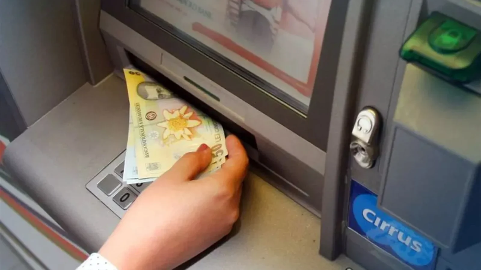 Regulă nouă la bancomatele din România: Cum vei putea retrage banii după noua decizie din Parlament