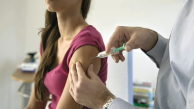Reincepe Vacciniada! Un nou ser ARNm împotriva Covid va fi autorizat în Europa pentru varianta Eris