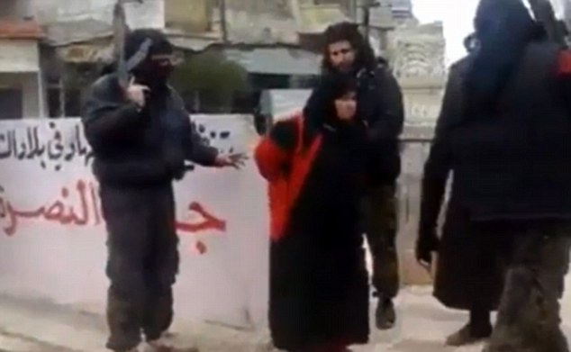 Religia dracului! Un jihadist ISIS și-a EXECUTAT propria MAMĂ în piața publică!