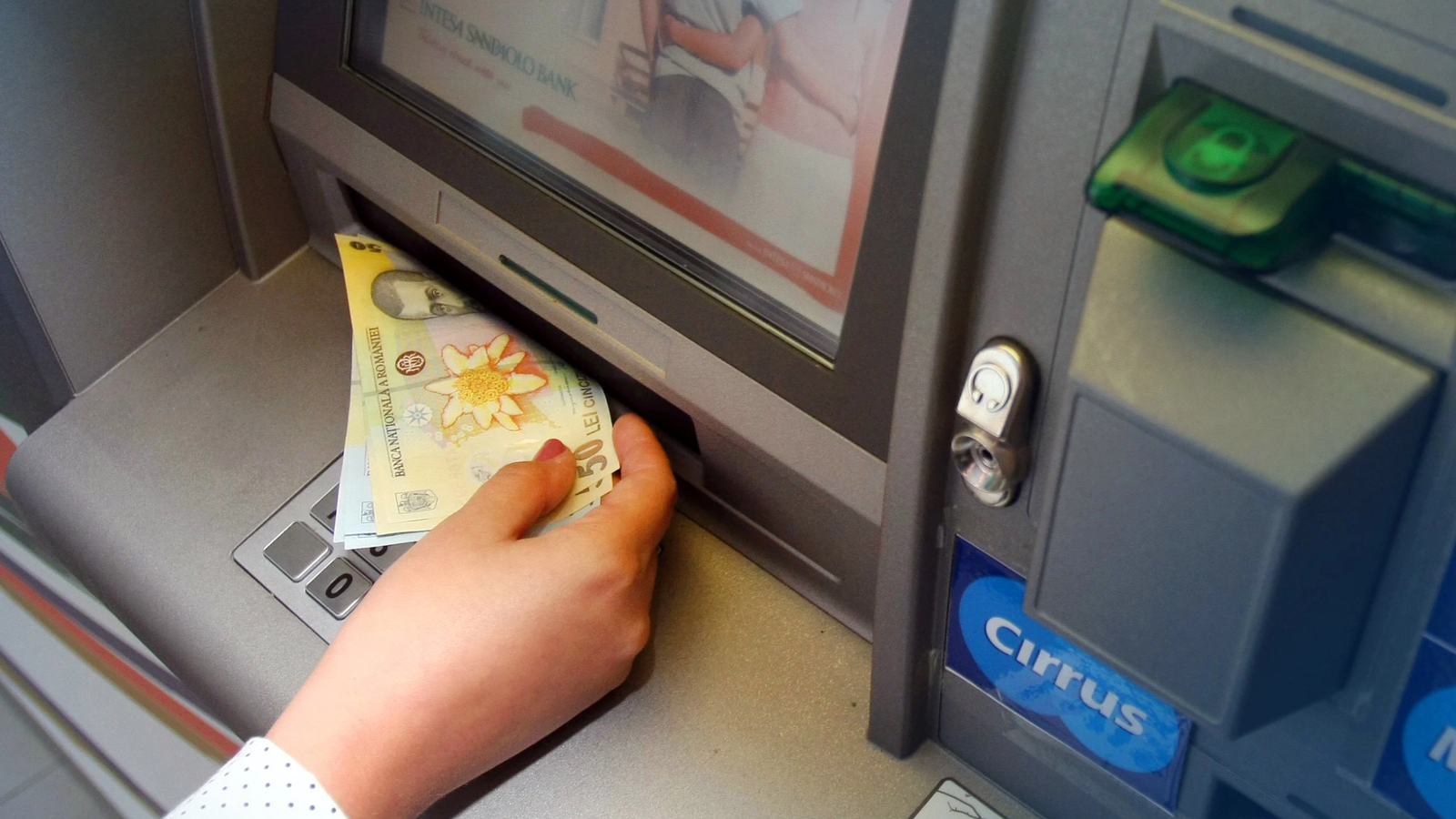 Retrageri de bani de la bancomat: de ce nu ar trebui să nu mai ceri chitanță după retragere