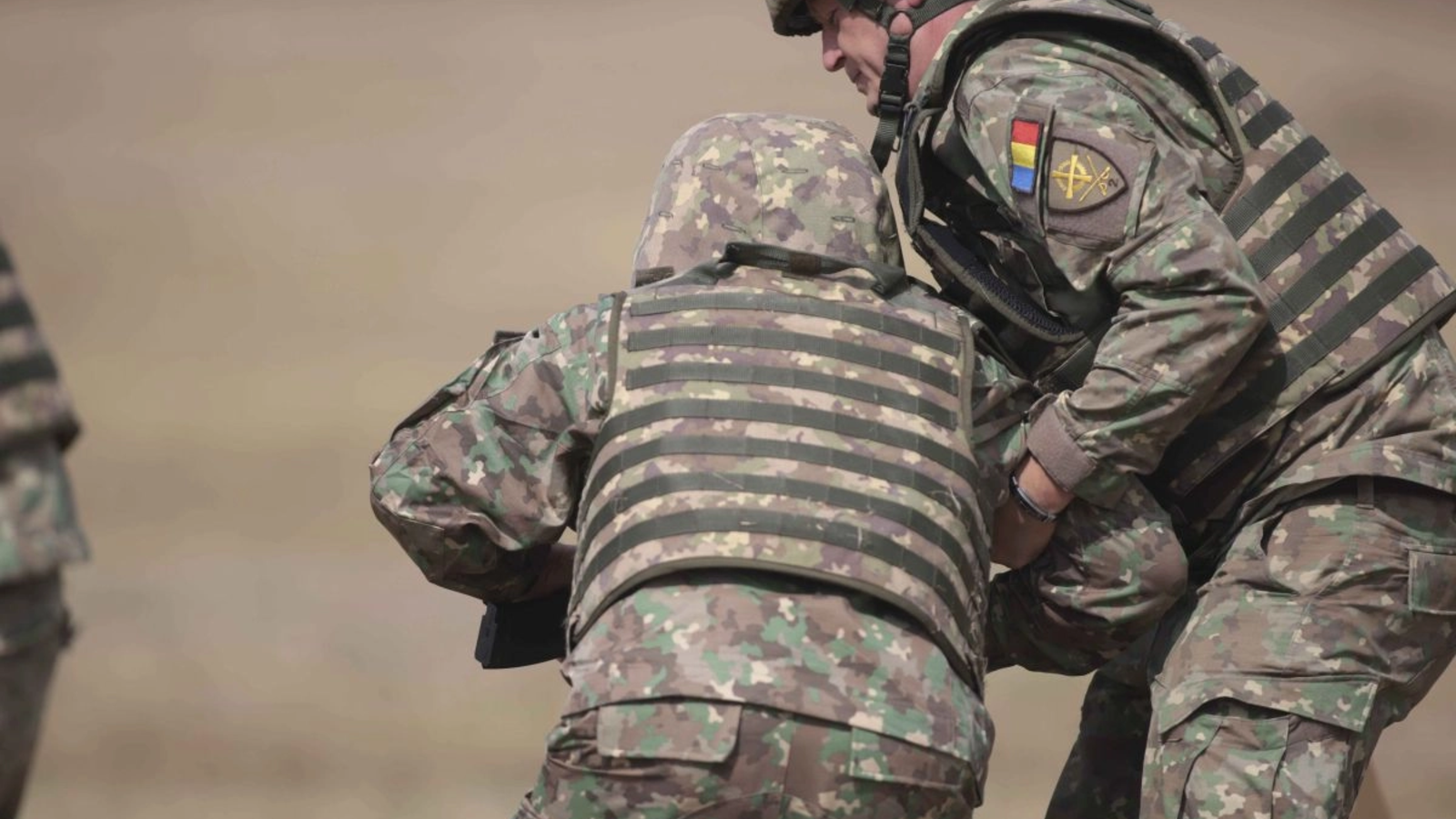 Rezerviști chemați la unitățile militare din trei județe din România
