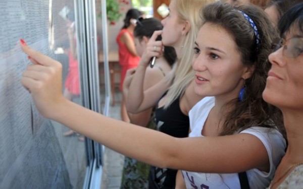 REZULTATE BACALAUREAT 2015 EDU.RO. Liceenii află notele la examenul de BAC