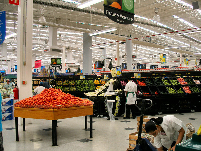 Rezultatul salariilor mici şi al preţurilor europene: Fiecare român lasă lunar în hipermarketuri şi supermarketuri peste 20% din tot ce câştigă
