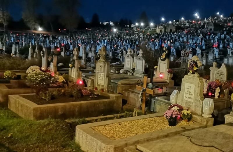 Ridicarea morților din morminte: O explorare științifică a inversării timpului în găurile negre

