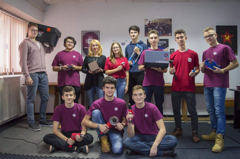 Robotul care ia decizii singur şi recunoaşte culori şi imagini, creat de 10 elevi din Târgu-Jiu
