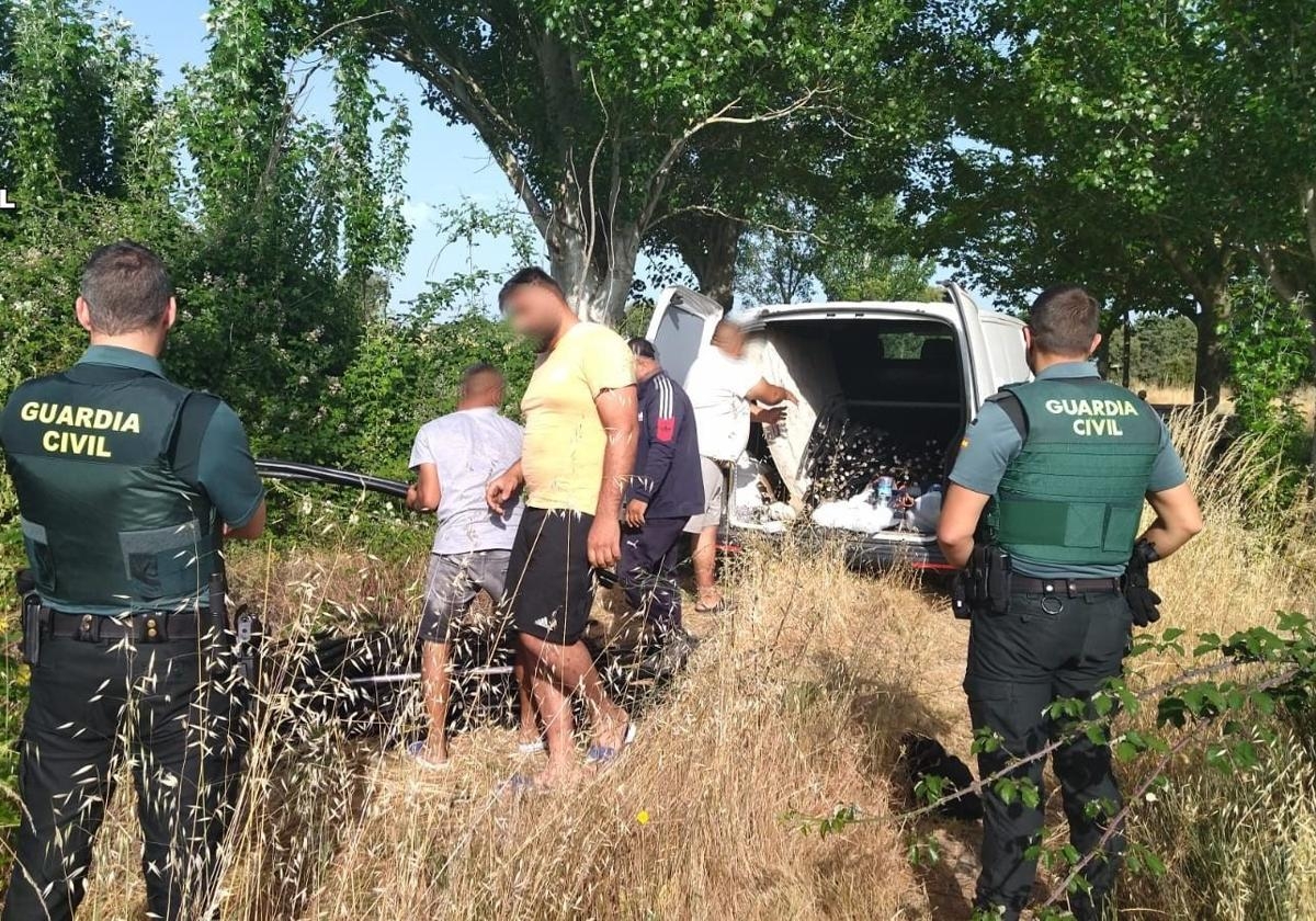 Români săltați de gărzi inarmate din pădurile Spaniei în timp ce dormeau. Polițiștilor nu le-a venit să creadă ce au găsit în duba pe care o păzeau