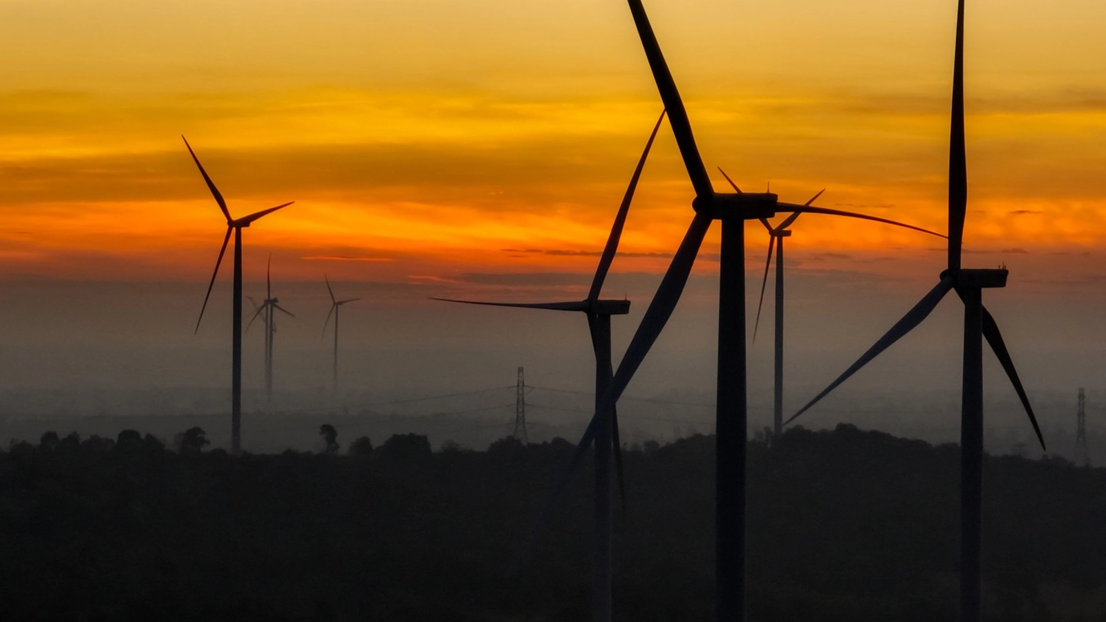 România, prinsă în capcana propriei energii verzi: o vinde ieftin ziua, o reimportă de șapte ori mai scump seara

