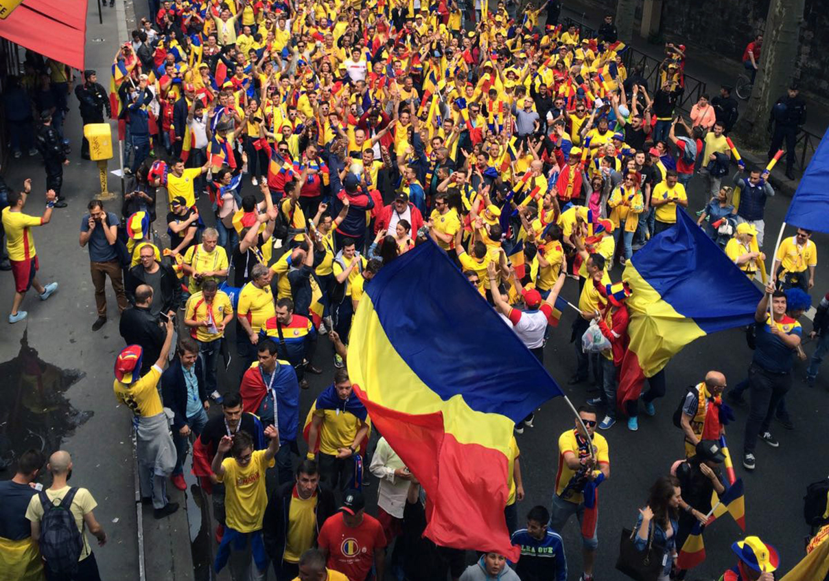 Românii au făcut spectacol în Paris. 3000 de suporteri au defilat spre Parc des Princes