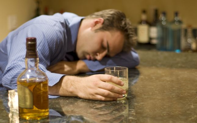 Românii beau de rup. In medie, un român a consumat lunar 2,2 litri de băuturi alcoolice în 2014