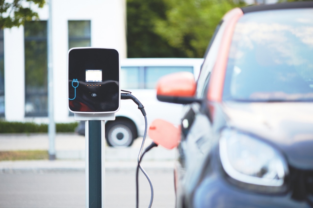 Românii caută tot mai multe mașini electrice după scumpirea carburanților. Cât costă 15 mii de kilometri în funcție de tipul motorului
