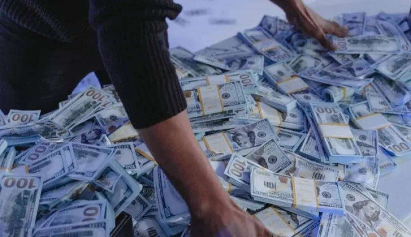Românii dau năvală în bănci și își lichidează depozitele de economii pe bandă rulantă