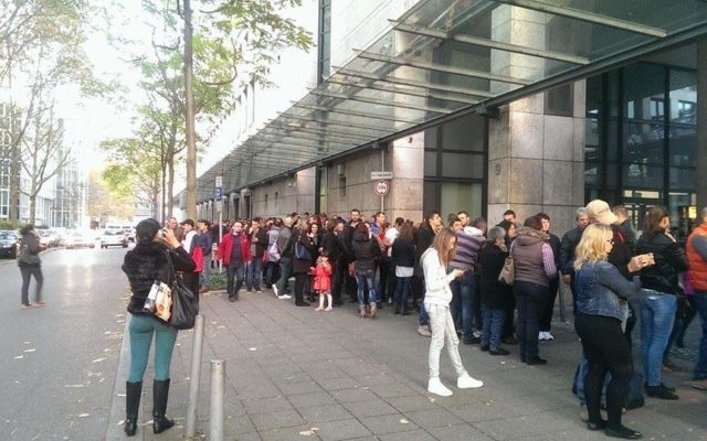 Românii din diaspora au început să facă plângeri la Comisia Europeană după problemele de la vot