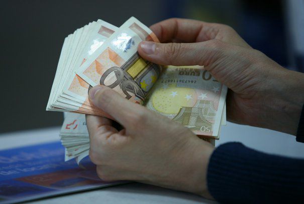 Românii din diaspora vor fi obligaţi să justifice sumele de peste 1.000 euro trimise în ţară
