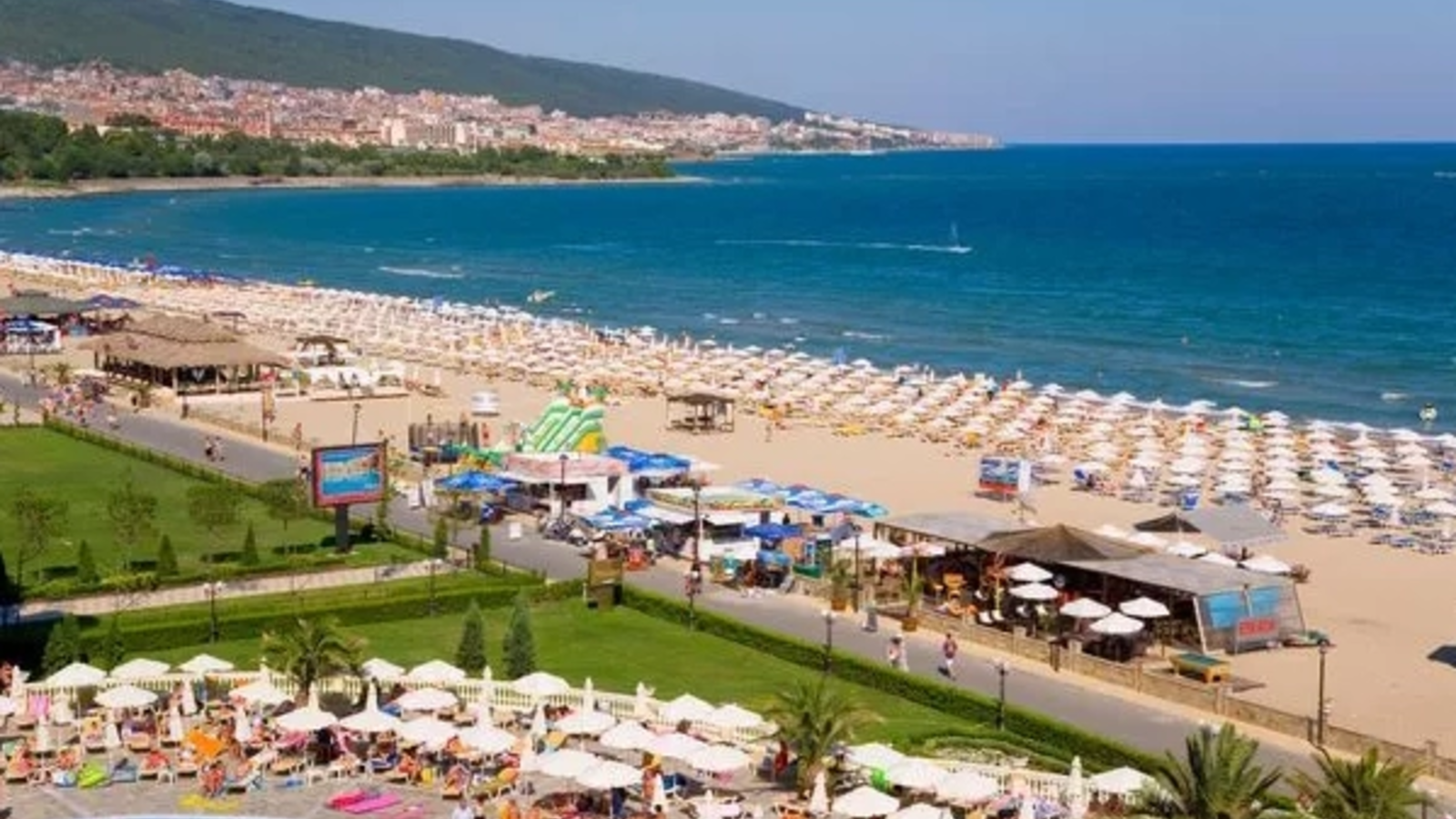 Românii fug în Bulgaria pentru prețuri mai mici. Fiscul a intrat în localurile de pe litoral: 18 euro o felie de tort

