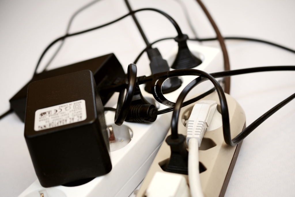 Românii îndură cel mai scump curent electric din UE, raportat la puterea de cumpărare. România a înregistrat și cea mai mare creștere de preț în 2026