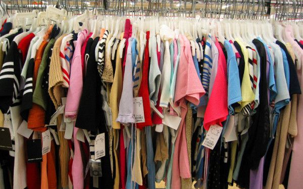 Românii, pe ultimele locuri în UE după ponderea cheltuielilor pentru îmbrăcăminte şi încălţăminte