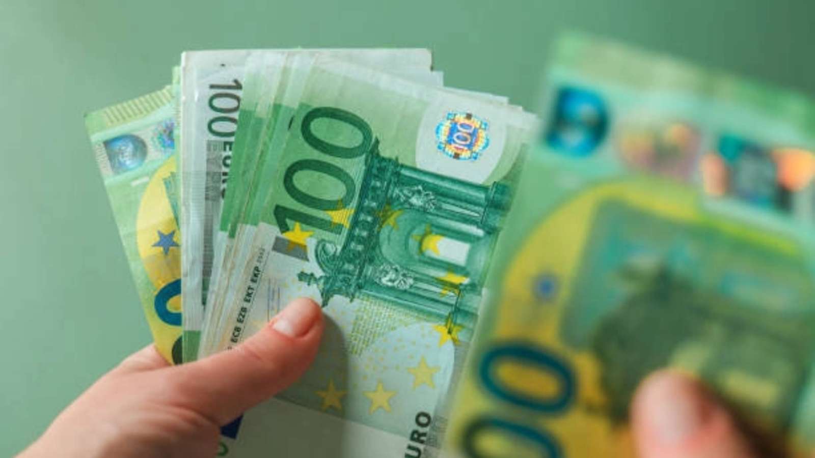 Românul care a sfidat sistemul bancar din Islanda: A furat 400.000 de euro dintr-o singură lovitură, după ce a spart codurile

