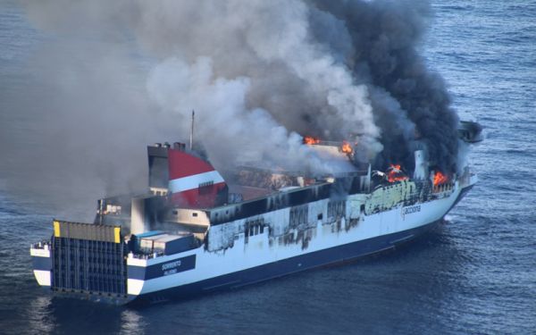 Români evacuați de pe un feribot care a luat foc în Mediterană