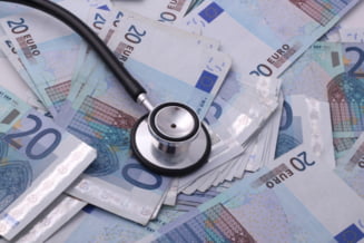 Romania e în fruntea topului pentru șpăgile date medicilor. Pandemia a fost folosita de politicieni pentru a slabi democratia