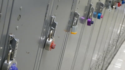 Rucsac cu 60.000 de lei furat dintr-o sală de fitness din Sectorul 2 al Capitalei. Doi tineri, reținuți de Poliția Capitalei