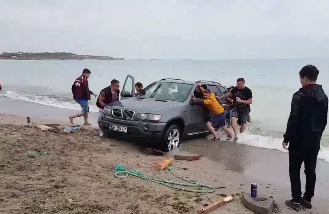 S-a aflat cine e şoferul teribilist care a rămas blocat cu maşina pe plaja din Vama Veche