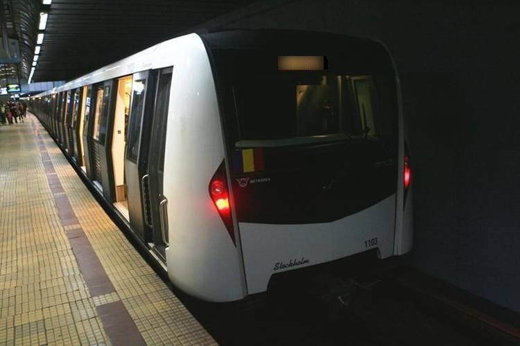 S-a aruncat în fața metroului