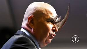 S-au activat "idioții utili": Mihai Bendeac, Dan Teodorescu și Marius Manole, ode pentru "rinocerul" Ilie Bolojan după ce "trotinetiștii" au ieșit în stradă