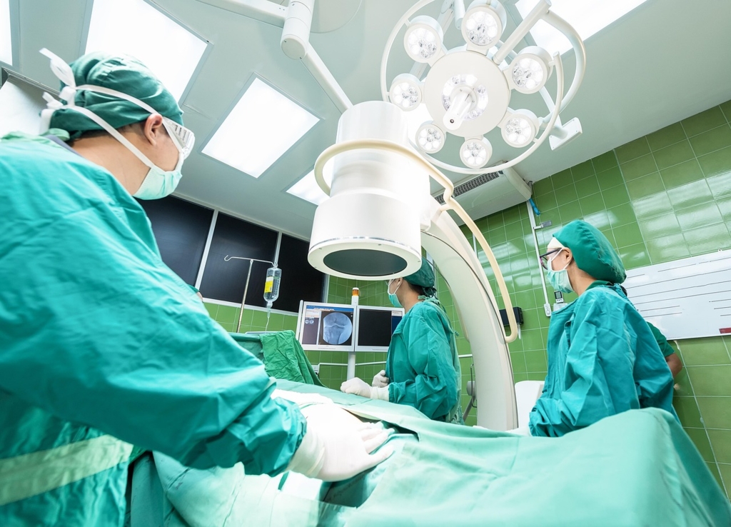 Sănătate marca Bolojan: Jumătate de milion de români rămași fără asigurare medicală vor merge la medic doar în stare gravă. Crește presiunea pe spitalele de urgență