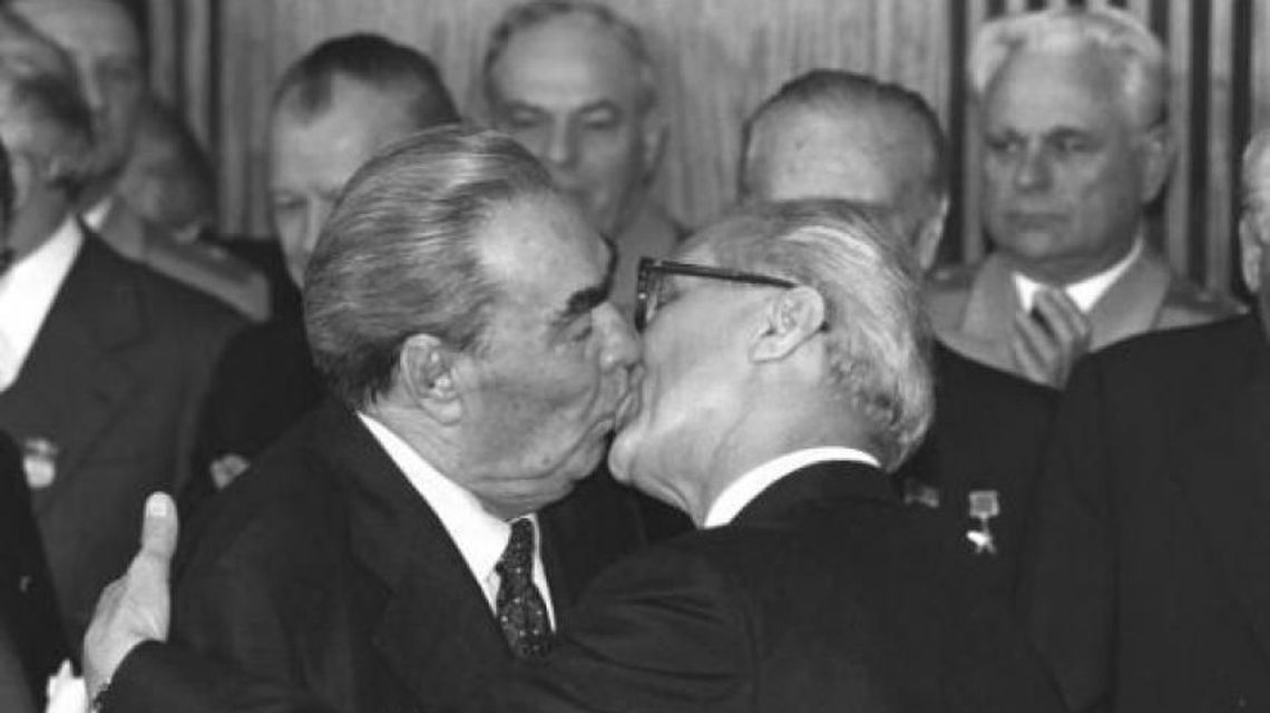 Sărutul dintre doi lideri politici care a şocat întreaga lume!