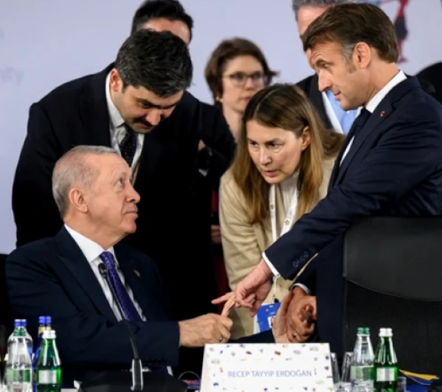Salutul bizar dintre Erdogan și Macron: președintele Turciei l-a ținut de deget, secunde în șir, pe liderul francez