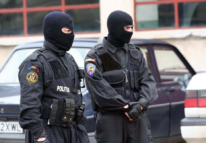 Şapte persoane din Mureş, reţinute în urma unor percheziţii la care au fost găsite etnobotanice şi bani
