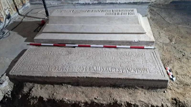 Sarcofagul lui Mircea cel Bătrân a fost redeschis după un secol: Este cel original și bine conservat
