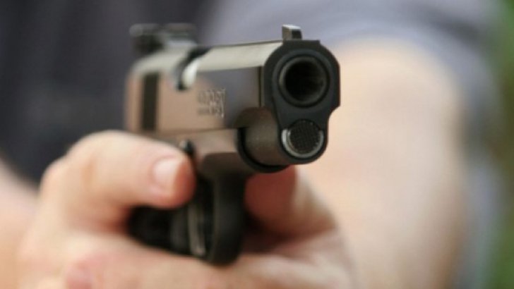 Şase persoane, înjunghiate de un fost deţinut. Atacatorul, împuşcat mortal