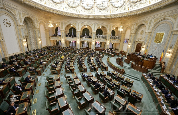 Scandal! Aleşii vor să nu fie pedepsiţi pentru angajarea rudelor la cabinet înainte de august 2013
